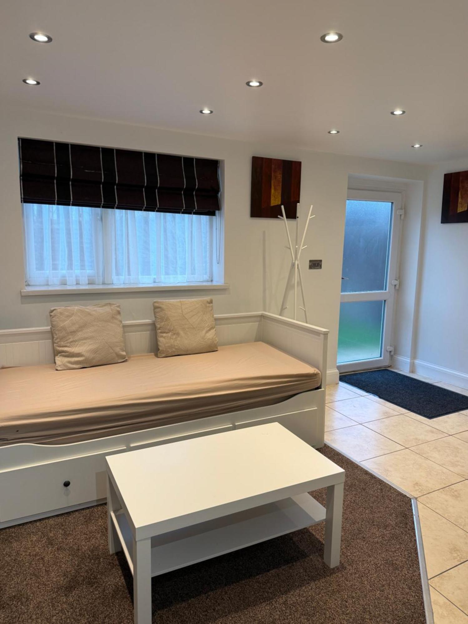 Cosy Guest Suite, West London ハウンズロー エクステリア 写真