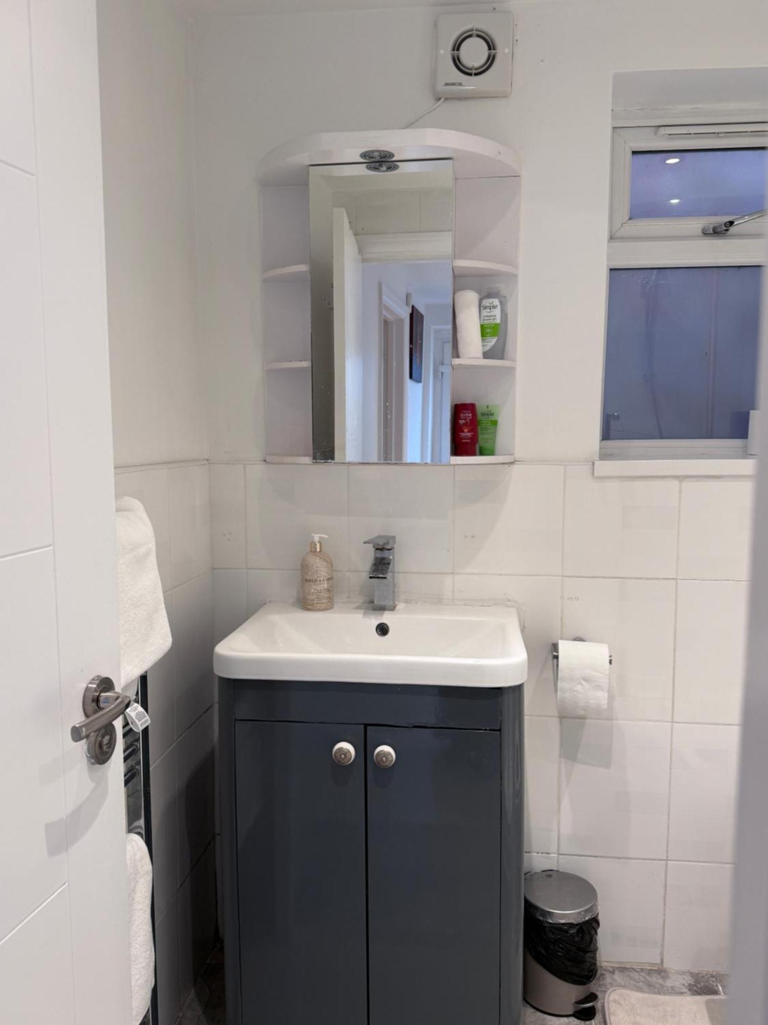 Cosy Guest Suite, West London ハウンズロー エクステリア 写真
